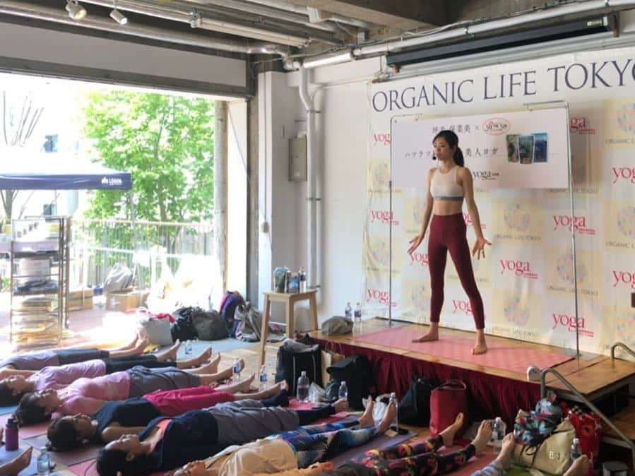 坪井保菜美さんのインスタグラム写真 - (坪井保菜美Instagram)「「ORGANIC LIFE TOKYO」 お天気にも恵まれ、最高に良いヨガ日和な環境の中、 約70人の方達と一緒にヨガをしました🧘🏻‍♀️🧘🏻‍♂️ みんなと身体を動かすのは気持ちが良い✨ ・ みんなの呼吸がどんどん良くなり、解れていく。 テンポ良くアクティブに動き出すと、自然と笑顔になっていく。 そんな姿が見られ、幸せです。 ・ ありがとうございました🌸 またやりましょね🙏🏻 ・ @yogajournal_japan  @seethesun_inc * ↑ヨガジャーナルさん、シーザサンのご協力のもとやらせていただいたレッスン。 感謝してます🙌🏻✨ ・ #オーガニックライフ東京  #オーガニックライフ #オーガニック #シーザサン #ヨガジャーナル #ヨガジャーナル日本版 #ヨガ #ヨガ日和  #最高 #ありがとう #感謝 #坪井保菜美 #organiclife #organiclifetokyo  #organiclifetokyo2019 #seethesun #adidas #adidaswomen #アディダス」4月21日 8時32分 - honamitsuboi