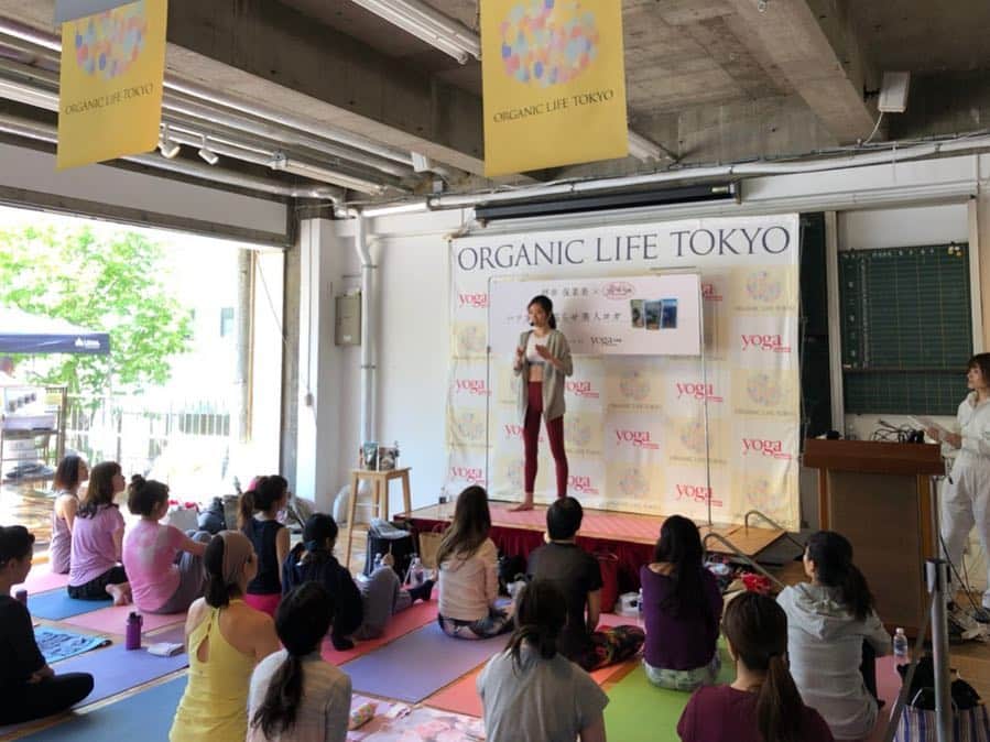 坪井保菜美さんのインスタグラム写真 - (坪井保菜美Instagram)「「ORGANIC LIFE TOKYO」 お天気にも恵まれ、最高に良いヨガ日和な環境の中、 約70人の方達と一緒にヨガをしました🧘🏻‍♀️🧘🏻‍♂️ みんなと身体を動かすのは気持ちが良い✨ ・ みんなの呼吸がどんどん良くなり、解れていく。 テンポ良くアクティブに動き出すと、自然と笑顔になっていく。 そんな姿が見られ、幸せです。 ・ ありがとうございました🌸 またやりましょね🙏🏻 ・ @yogajournal_japan  @seethesun_inc * ↑ヨガジャーナルさん、シーザサンのご協力のもとやらせていただいたレッスン。 感謝してます🙌🏻✨ ・ #オーガニックライフ東京  #オーガニックライフ #オーガニック #シーザサン #ヨガジャーナル #ヨガジャーナル日本版 #ヨガ #ヨガ日和  #最高 #ありがとう #感謝 #坪井保菜美 #organiclife #organiclifetokyo  #organiclifetokyo2019 #seethesun #adidas #adidaswomen #アディダス」4月21日 8時32分 - honamitsuboi