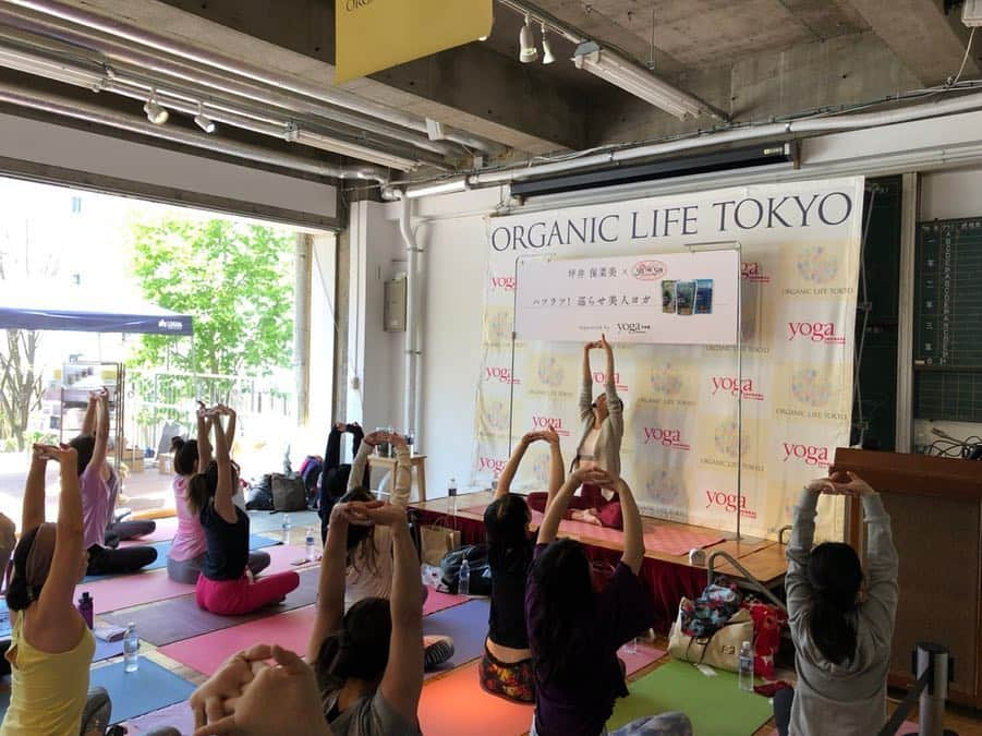 坪井保菜美さんのインスタグラム写真 - (坪井保菜美Instagram)「「ORGANIC LIFE TOKYO」 お天気にも恵まれ、最高に良いヨガ日和な環境の中、 約70人の方達と一緒にヨガをしました🧘🏻‍♀️🧘🏻‍♂️ みんなと身体を動かすのは気持ちが良い✨ ・ みんなの呼吸がどんどん良くなり、解れていく。 テンポ良くアクティブに動き出すと、自然と笑顔になっていく。 そんな姿が見られ、幸せです。 ・ ありがとうございました🌸 またやりましょね🙏🏻 ・ @yogajournal_japan  @seethesun_inc * ↑ヨガジャーナルさん、シーザサンのご協力のもとやらせていただいたレッスン。 感謝してます🙌🏻✨ ・ #オーガニックライフ東京  #オーガニックライフ #オーガニック #シーザサン #ヨガジャーナル #ヨガジャーナル日本版 #ヨガ #ヨガ日和  #最高 #ありがとう #感謝 #坪井保菜美 #organiclife #organiclifetokyo  #organiclifetokyo2019 #seethesun #adidas #adidaswomen #アディダス」4月21日 8時32分 - honamitsuboi