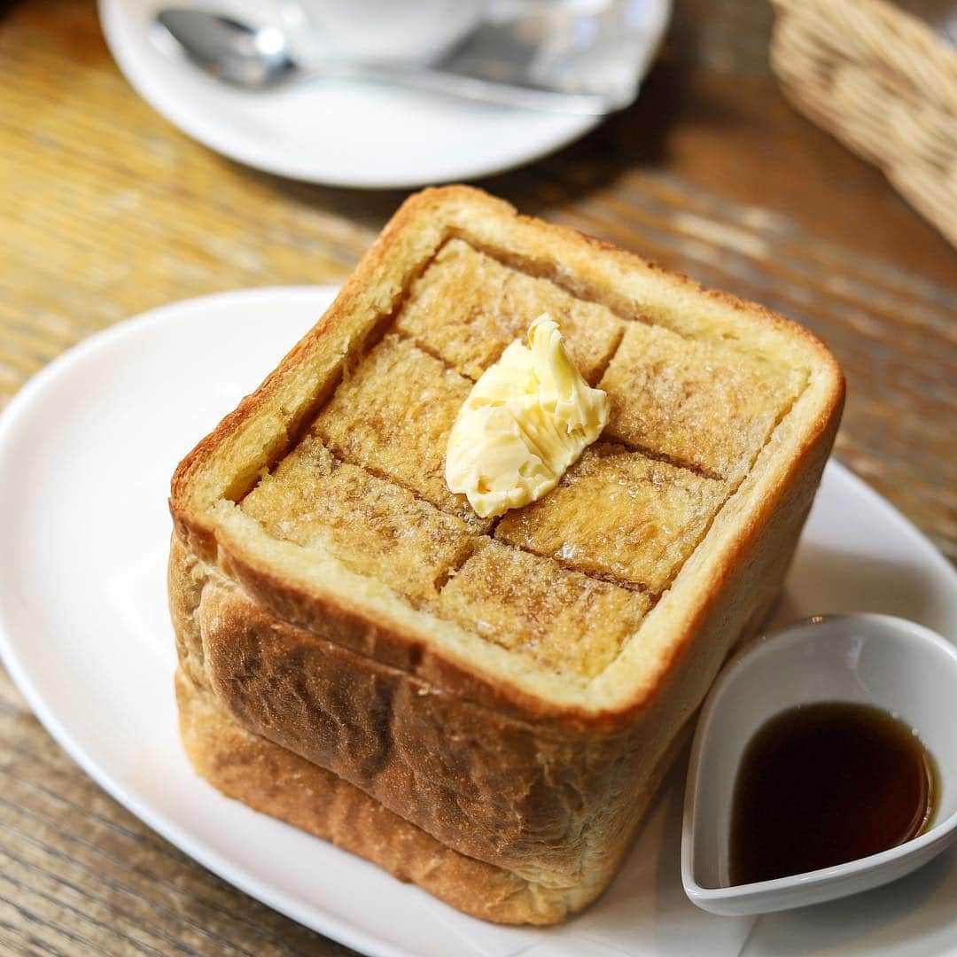 きょん。さんのインスタグラム写真 - (きょん。Instagram)「. .  96CAFE  モノクロームな ソフトクリームだけじゃなく 店内で食べられる カフェメニューも多様。  高さ8.5cm横幅10cm、 圧巻のメープルバタートーストを この日の朝食に。  #96CAFE#shiga#breakfast」4月21日 8時35分 - kyon_tokiiro