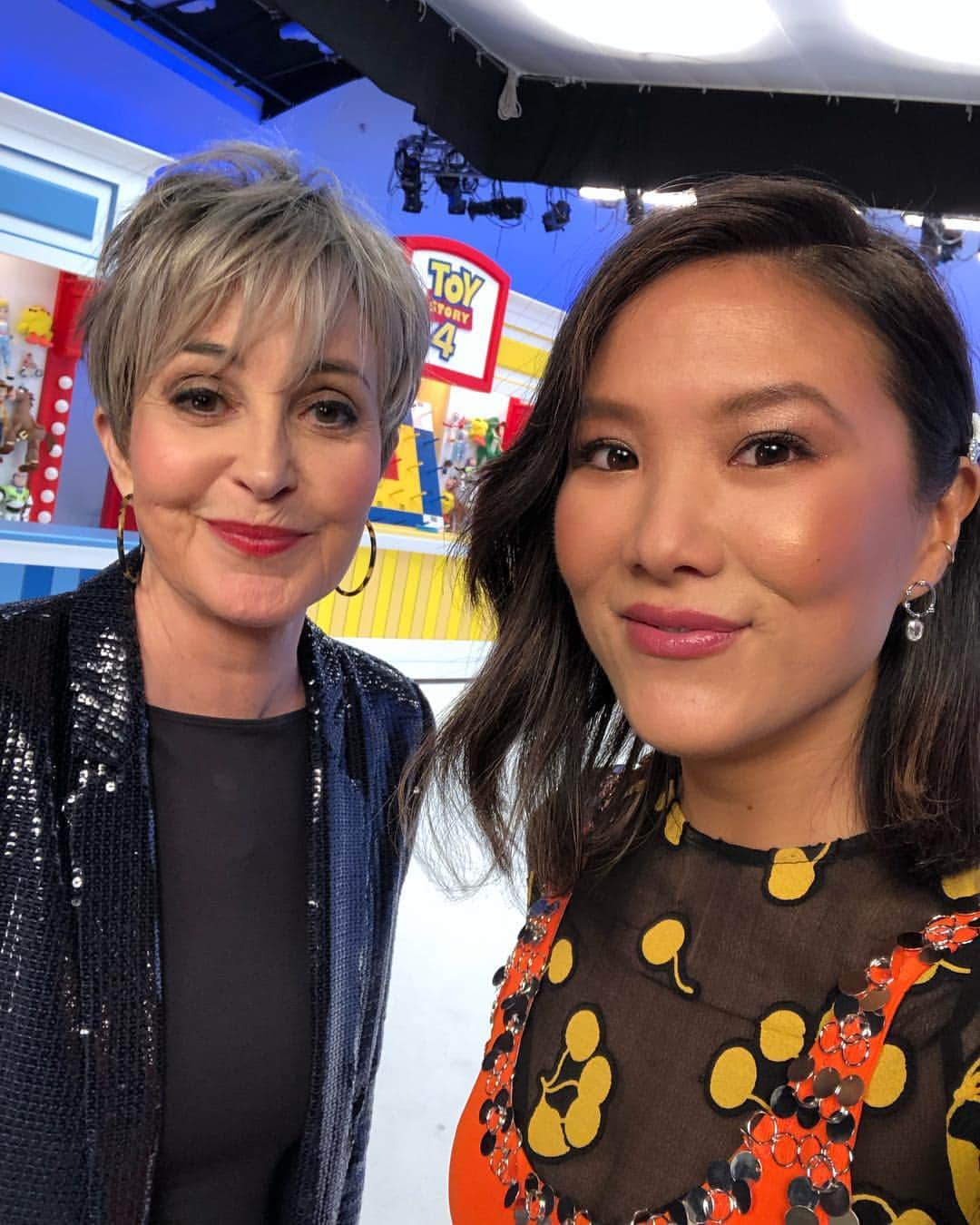 Walt Disney Studiosさんのインスタグラム写真 - (Walt Disney StudiosInstagram)「BFFS on screen and now in real life. At least that’s what I’m putting out into the universe... 💕😂👯‍♀️ #boandgiggle  #anniepotts #toystory4」4月21日 8時55分 - disneystudios
