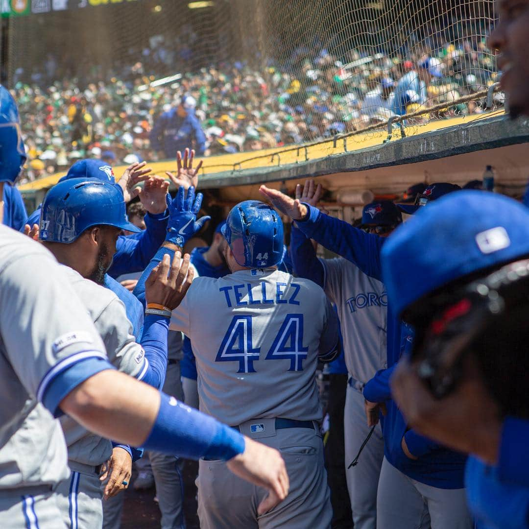 トロント・ブルージェイズさんのインスタグラム写真 - (トロント・ブルージェイズInstagram)「Three in a roWWW. Give us your 🤚 emojis! #BlueJaysWin」4月21日 8時52分 - bluejays