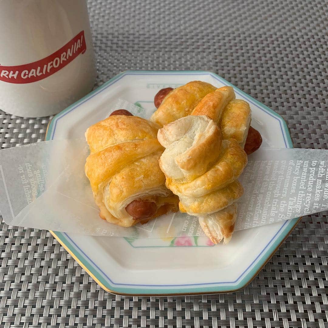 のインスタグラム：「Today’s #breakfast  #pie  #sausage #cheese  #sausage #curryspice #mayonnaise  #chocolate  w/ #coffee  I baked them last night. It tastes good cold :) ♪  #gm #yummy #homemade #tokyo #japan」