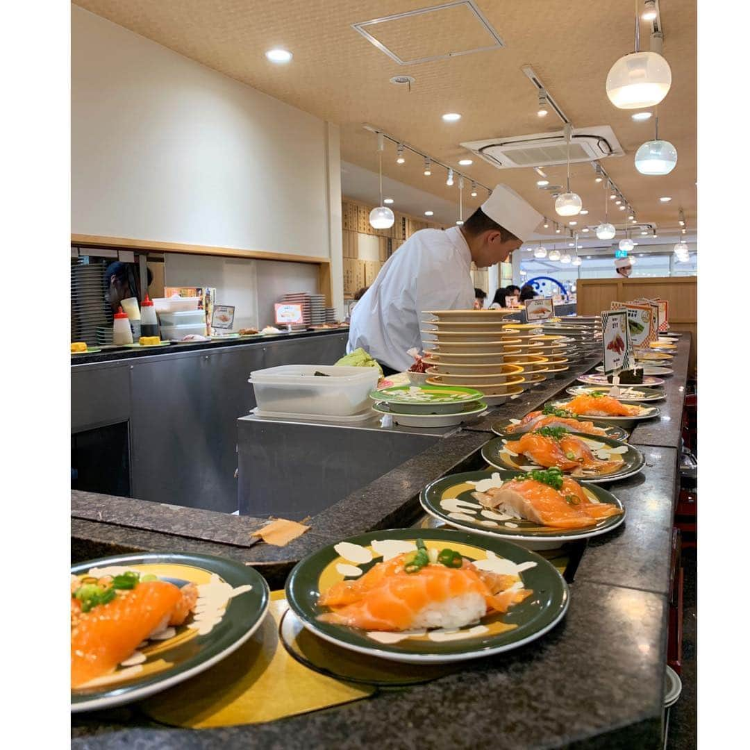 メロディー・モリタさんのインスタグラム写真 - (メロディー・モリタInstagram)「Heavenly combo of caviar on top of a bed of uni delicately wrapped with tender beef😱✨ Swipe!⏪ Eating Japanese soul food at Omoide Yokocho also gave me a glimpse of what Japan was like back in the day.✨ From finding my new favorite ramen place to having ginormous genmaicha shaved ice... I've been enjoying every meal in Japan! I've been visiting places you all have recommended to me as well, and my love for Japan continues to grow. I only have a few days left here, but I look forward to fully enjoying the rest of my trip both on and off of work!☺️💖 * 日本の焼肉屋さんで食べた最強コンビネーション牛肉の軍艦巻き😍✨、古き良き日本が感じられる思い出横丁、お気に入りになったラーメン屋さん、素敵な鉄板焼き、玄米茶の大盛りかき氷... 日本はどのお店も美味しすぎます😭🙌🇯🇵 皆さんに教えていただいたお店などを訪ね、色々な日本を感じています。そして、益々日本が大好きになりました！☺️ 残り数日ですが、仕事もプライベートも思いっきり楽しんで帰りたいと思います🎀✨ #MelodeeinJapan #yakiniku #sushi #ramen #takoyaki #teppanyaki #tokyogourmet」4月21日 8時57分 - melodeemorita