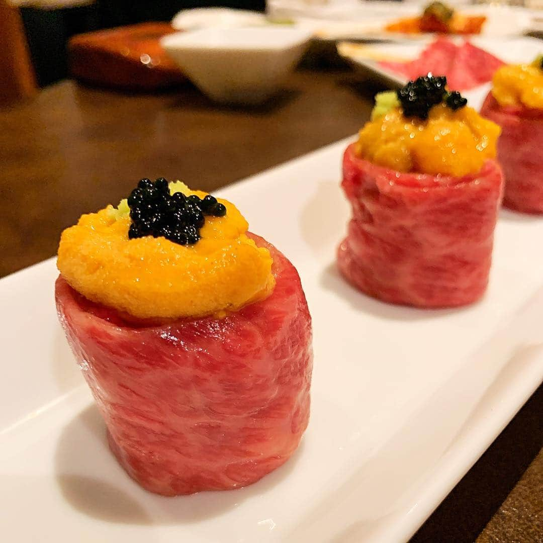 メロディー・モリタさんのインスタグラム写真 - (メロディー・モリタInstagram)「Heavenly combo of caviar on top of a bed of uni delicately wrapped with tender beef😱✨ Swipe!⏪ Eating Japanese soul food at Omoide Yokocho also gave me a glimpse of what Japan was like back in the day.✨ From finding my new favorite ramen place to having ginormous genmaicha shaved ice... I've been enjoying every meal in Japan! I've been visiting places you all have recommended to me as well, and my love for Japan continues to grow. I only have a few days left here, but I look forward to fully enjoying the rest of my trip both on and off of work!☺️💖 * 日本の焼肉屋さんで食べた最強コンビネーション牛肉の軍艦巻き😍✨、古き良き日本が感じられる思い出横丁、お気に入りになったラーメン屋さん、素敵な鉄板焼き、玄米茶の大盛りかき氷... 日本はどのお店も美味しすぎます😭🙌🇯🇵 皆さんに教えていただいたお店などを訪ね、色々な日本を感じています。そして、益々日本が大好きになりました！☺️ 残り数日ですが、仕事もプライベートも思いっきり楽しんで帰りたいと思います🎀✨ #MelodeeinJapan #yakiniku #sushi #ramen #takoyaki #teppanyaki #tokyogourmet」4月21日 8時57分 - melodeemorita