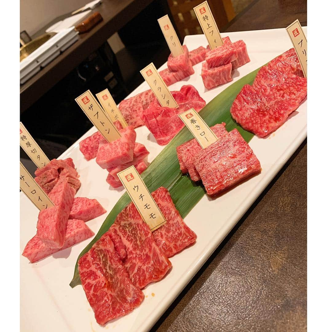 メロディー・モリタさんのインスタグラム写真 - (メロディー・モリタInstagram)「Heavenly combo of caviar on top of a bed of uni delicately wrapped with tender beef😱✨ Swipe!⏪ Eating Japanese soul food at Omoide Yokocho also gave me a glimpse of what Japan was like back in the day.✨ From finding my new favorite ramen place to having ginormous genmaicha shaved ice... I've been enjoying every meal in Japan! I've been visiting places you all have recommended to me as well, and my love for Japan continues to grow. I only have a few days left here, but I look forward to fully enjoying the rest of my trip both on and off of work!☺️💖 * 日本の焼肉屋さんで食べた最強コンビネーション牛肉の軍艦巻き😍✨、古き良き日本が感じられる思い出横丁、お気に入りになったラーメン屋さん、素敵な鉄板焼き、玄米茶の大盛りかき氷... 日本はどのお店も美味しすぎます😭🙌🇯🇵 皆さんに教えていただいたお店などを訪ね、色々な日本を感じています。そして、益々日本が大好きになりました！☺️ 残り数日ですが、仕事もプライベートも思いっきり楽しんで帰りたいと思います🎀✨ #MelodeeinJapan #yakiniku #sushi #ramen #takoyaki #teppanyaki #tokyogourmet」4月21日 8時57分 - melodeemorita