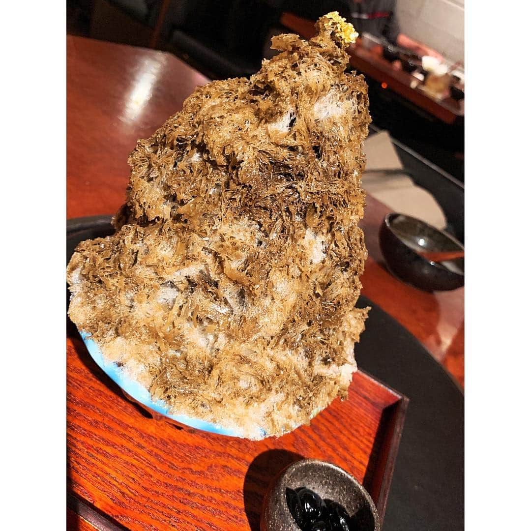 メロディー・モリタさんのインスタグラム写真 - (メロディー・モリタInstagram)「Heavenly combo of caviar on top of a bed of uni delicately wrapped with tender beef😱✨ Swipe!⏪ Eating Japanese soul food at Omoide Yokocho also gave me a glimpse of what Japan was like back in the day.✨ From finding my new favorite ramen place to having ginormous genmaicha shaved ice... I've been enjoying every meal in Japan! I've been visiting places you all have recommended to me as well, and my love for Japan continues to grow. I only have a few days left here, but I look forward to fully enjoying the rest of my trip both on and off of work!☺️💖 * 日本の焼肉屋さんで食べた最強コンビネーション牛肉の軍艦巻き😍✨、古き良き日本が感じられる思い出横丁、お気に入りになったラーメン屋さん、素敵な鉄板焼き、玄米茶の大盛りかき氷... 日本はどのお店も美味しすぎます😭🙌🇯🇵 皆さんに教えていただいたお店などを訪ね、色々な日本を感じています。そして、益々日本が大好きになりました！☺️ 残り数日ですが、仕事もプライベートも思いっきり楽しんで帰りたいと思います🎀✨ #MelodeeinJapan #yakiniku #sushi #ramen #takoyaki #teppanyaki #tokyogourmet」4月21日 8時57分 - melodeemorita