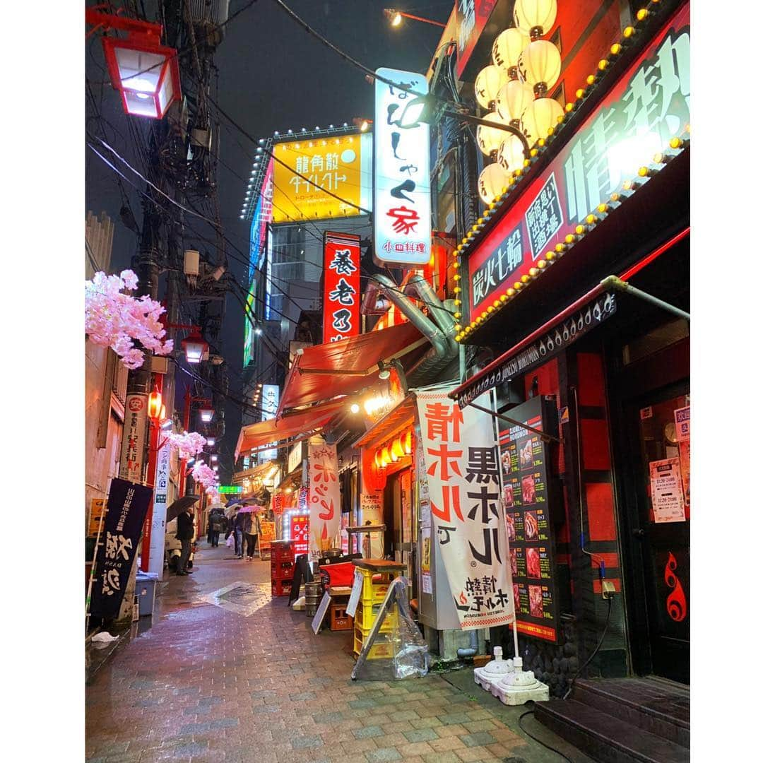 メロディー・モリタさんのインスタグラム写真 - (メロディー・モリタInstagram)「Heavenly combo of caviar on top of a bed of uni delicately wrapped with tender beef😱✨ Swipe!⏪ Eating Japanese soul food at Omoide Yokocho also gave me a glimpse of what Japan was like back in the day.✨ From finding my new favorite ramen place to having ginormous genmaicha shaved ice... I've been enjoying every meal in Japan! I've been visiting places you all have recommended to me as well, and my love for Japan continues to grow. I only have a few days left here, but I look forward to fully enjoying the rest of my trip both on and off of work!☺️💖 * 日本の焼肉屋さんで食べた最強コンビネーション牛肉の軍艦巻き😍✨、古き良き日本が感じられる思い出横丁、お気に入りになったラーメン屋さん、素敵な鉄板焼き、玄米茶の大盛りかき氷... 日本はどのお店も美味しすぎます😭🙌🇯🇵 皆さんに教えていただいたお店などを訪ね、色々な日本を感じています。そして、益々日本が大好きになりました！☺️ 残り数日ですが、仕事もプライベートも思いっきり楽しんで帰りたいと思います🎀✨ #MelodeeinJapan #yakiniku #sushi #ramen #takoyaki #teppanyaki #tokyogourmet」4月21日 8時57分 - melodeemorita