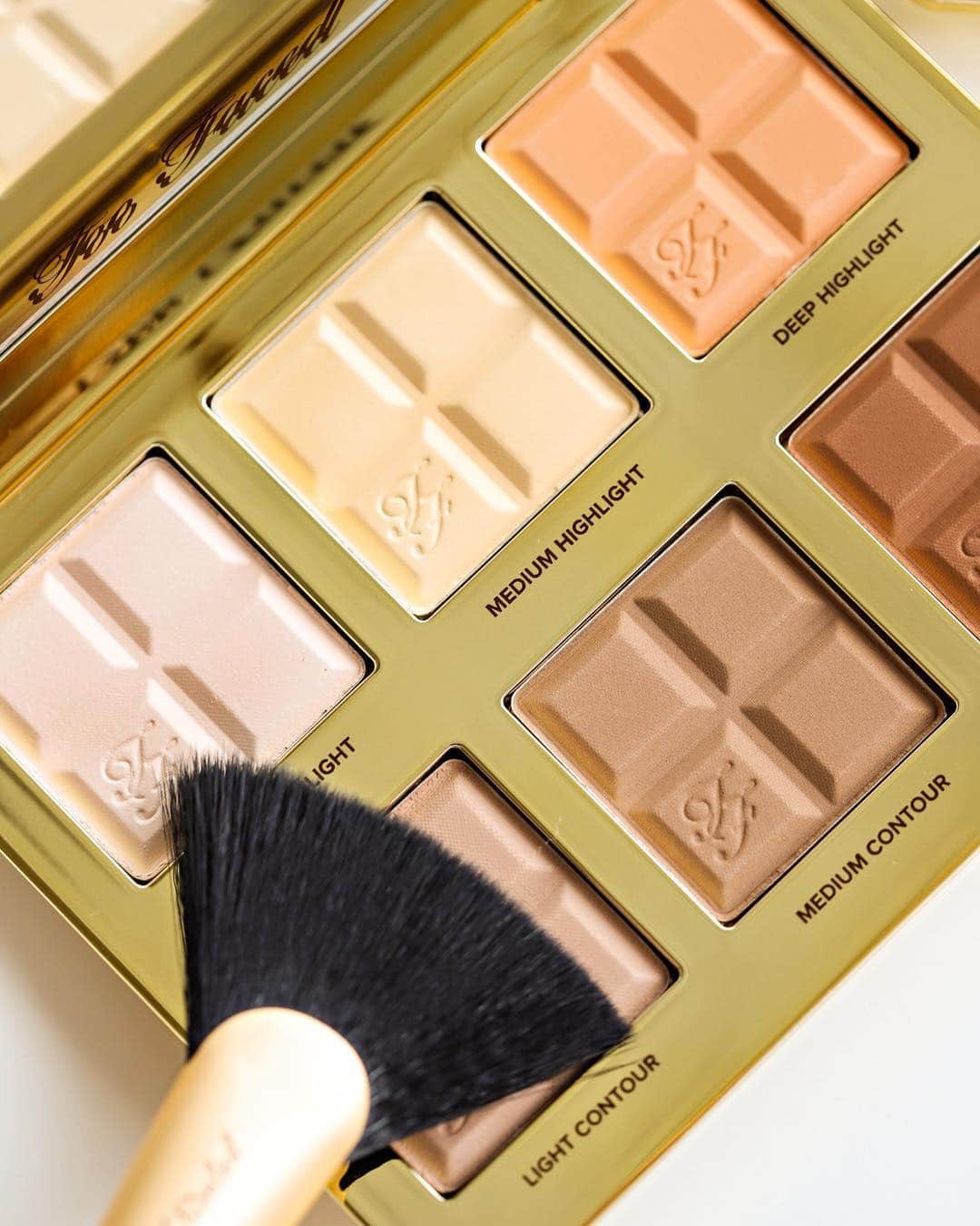 Too Facedさんのインスタグラム写真 - (Too FacedInstagram)「Our NEW cocoa-infused 🍫 Cocoa Contour Palette blends beautifully for a diffused, subtle contour so natural and effortless, all they’ll see is your perfect bone structure. 💁‍♀️ #cocoacontour #toofaced」4月21日 9時02分 - toofaced