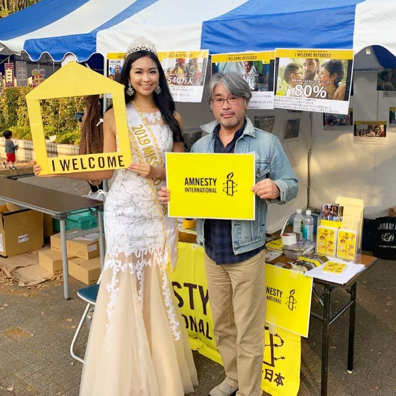 冨田七々海のインスタグラム：「🌐Earth Day Tokyo 2019🌐 ・ Volunteered at #EarthDayTokyo, promoting environmental protection🌳🌼 ・ This year again I assisted at Amnesty International Japan’s booth in which I have been a volunteer member of since 2014😊 ・ 4/22は「地球の日」 「環境のかかえる問題に対して人々に関心をもってもらおう」と開催されたアースデイは、アメリカから始まった大イベント🌍 ・ アースデイ東京は今年で29回目です🌳 ・ 今年も昨年に続きお手伝い！所属している国際人権NGOアムネスティインターナショナル(難民ボランティアチーム) のブースにて立たせていただきました☀️ ・ 写真は事務局長の#中川英明 さんとご一緒に🙏 ・ ・ 今年もとっても素敵なイベントでした🌍 地球環境に優しいグッズや洋服の販売、国際色豊かな食事、国際協力のセミナーやコンサートなど、一日中楽しめます😊🌸 ・ 本日19日も10:00-18:00まで代々木公園で開催しているので、興味のある方は是非足をお運びください😊✨ ・ ・ #アースデイ #earthday #earthdaytokyo #アースデイ東京 #earthdaytokyo2019 #アースデイ東京2019 #amnesty #amnestyinternational #amnestyinternationaljapan #volunteer #ボランティア #人権保護 #NGO #国際協力 #難民支援 #難民支援 #IWelcome #ミスコン #モデル #missecointernational #ミスエコインターナショナル #missecojapan #冨田七々海」