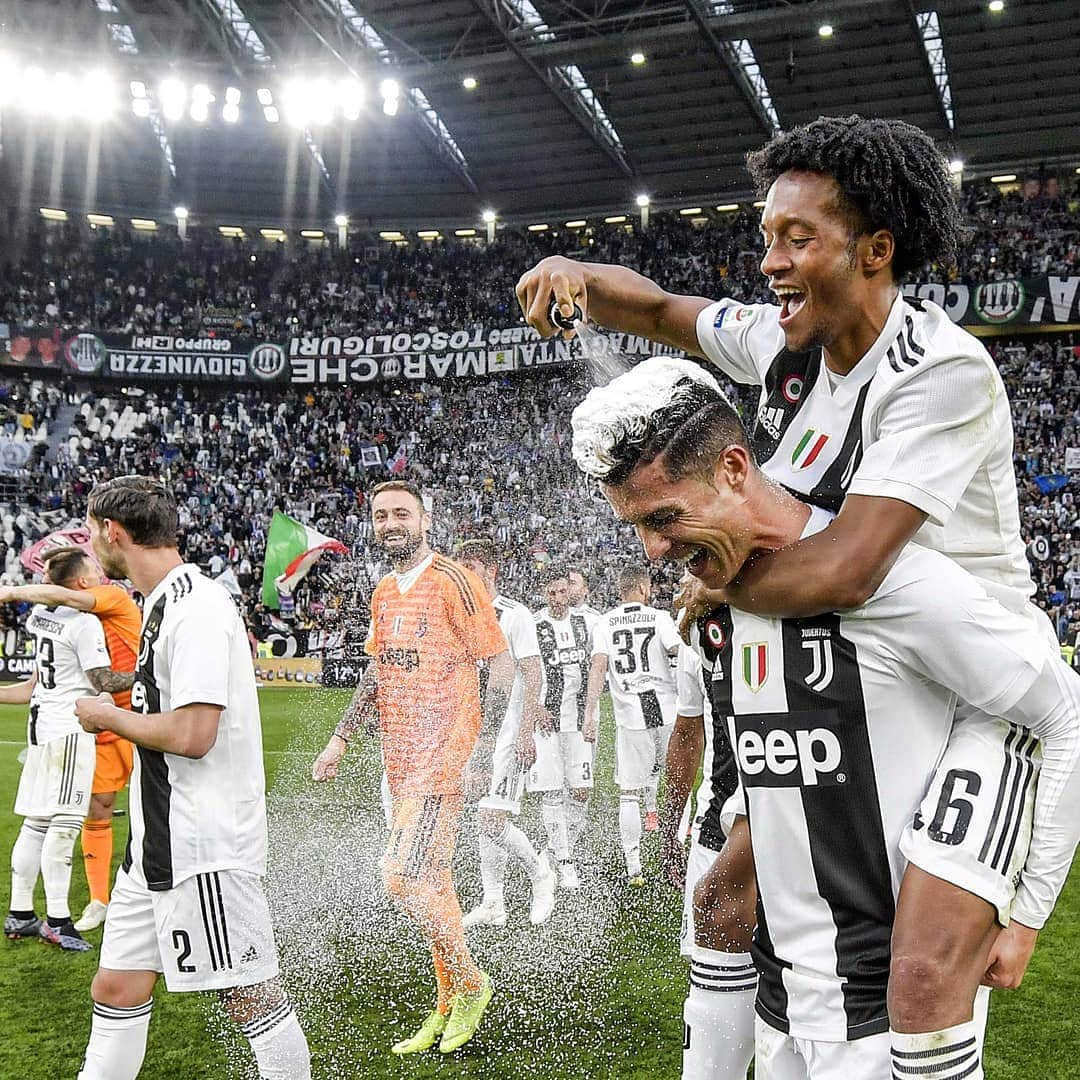 UEFAチャンピオンズリーグさんのインスタグラム写真 - (UEFAチャンピオンズリーグInstagram)「Guess @cuadrado couldn't find the champagne... 😁😉」4月21日 9時11分 - championsleague