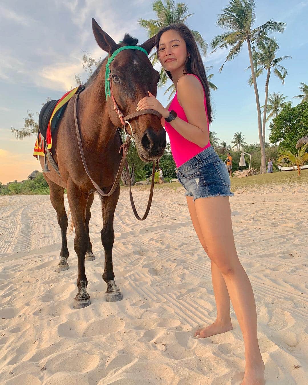 Kim Chiuさんのインスタグラム写真 - (Kim ChiuInstagram)「“the essential joy of being with horses is that it brings us in contact with the rare elements of grace, beauty, spirit and fire.-RallsLemon” 🌴🌊🐴🌥」4月21日 20時06分 - chinitaprincess