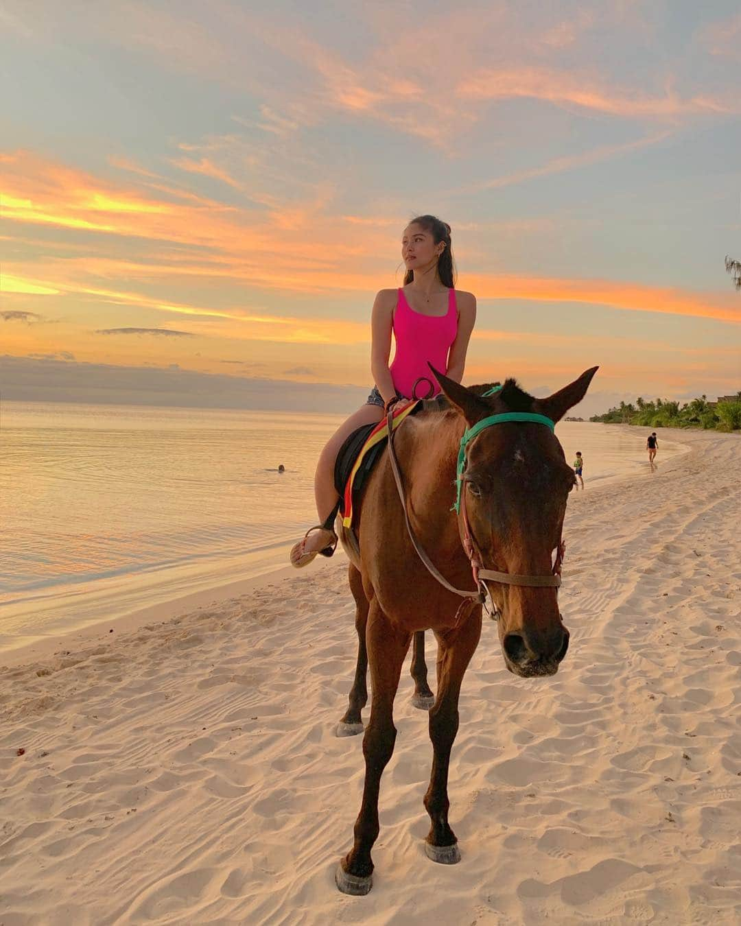 Kim Chiuさんのインスタグラム写真 - (Kim ChiuInstagram)「“the essential joy of being with horses is that it brings us in contact with the rare elements of grace, beauty, spirit and fire.-RallsLemon” 🌴🌊🐴🌥」4月21日 20時06分 - chinitaprincess