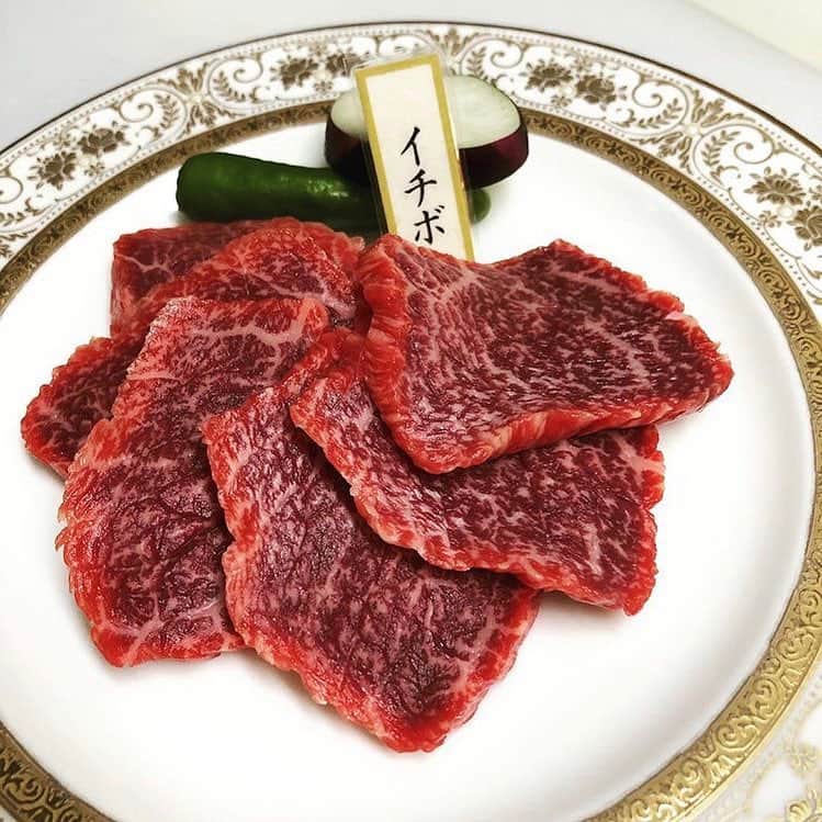 炭火焼肉BISTRO山城牛さんのインスタグラム写真 - (炭火焼肉BISTRO山城牛Instagram)「本日のオススメ✨ 山城牛の「イチボ」 臀部の先の部位で、極少量しか取れない貴重なお肉で甘さと旨みが合わさった「通」好みのお肉です😋 . . . 〜系列店舗紹介〜 . 那覇新都心 本格和洋創作が豊富なドリンクと一緒に一つのテーブルで楽しめる🍽 【和洋ダイニングおもろはうす】 @omorohouse . 那覇市牧志(沖映通り) 幻の和豚交配率100%の純血金武アグーのみを使用する専門店 【金武アグーしゃぶしゃぶ琉球】 @kinagu.ryukyu . ご予約は各アカウント、その他グルメサイトからお願い致します🙇‍♂️🙇‍♀️ . #沖縄 #炭火焼肉 #bistro #山城牛 #沖縄焼肉 #焼肉 #肉 #那覇市 #那覇市牧志 #和牛 #ワイン #サプライズ #誕生日 #赤肉 #okinawa #naha #yakiniku #wagyu #wine #Instagram #Instagramer #foodstagram #foodie #foodporn #Instagood #f4f #l4l #おもろはうす #金武アグーしゃぶしゃぶ琉球 #イチボ」4月21日 20時07分 - yamasiro029