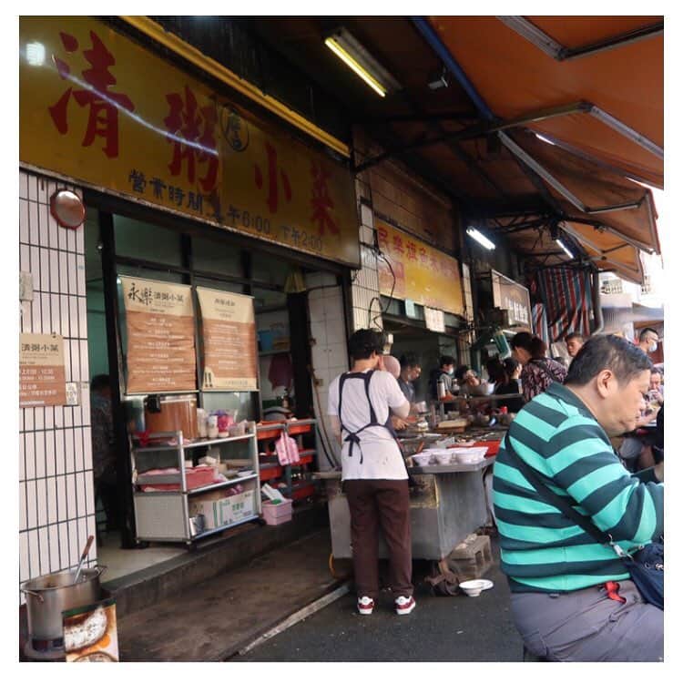 太田葉子さんのインスタグラム写真 - (太田葉子Instagram)「弾丸台湾旅行DAY3 最終日﻿﻿﻿ ﻿﻿﻿﻿ 朝ごはんを食べるために5時起床。笑﻿﻿﻿ 朝しかやってないお粥屋さんへGO﻿😎﻿﻿ ﻿﻿﻿﻿ 1〜2.﻿﻿ 台湾の朝は早い。お粥屋さんは6時〜10時まで。﻿﻿ 2日目に寝坊して行けなかった#周記肉粥店 へ！﻿﻿ この#肉粥 が基本で、おかずを注文していく。﻿﻿ この紅肉なるものと青菜の組み合わせがベスト🤤﻿﻿ ﻿﻿﻿ 3〜4.﻿﻿ やはり、台北に来たら#龍山寺 には行かないと﻿﻿ 台湾の神々が一挙に集うハイパーパワースポット﻿﻿ 🙏🏻✨✨✨来れて良かった！﻿☺️﻿﻿ ﻿﻿﻿﻿ 5〜6.﻿﻿ 朝ごはんその2🤣#清粥小菜 ﻿﻿ ここは、映画の一場面でも使われた場所らしく﻿﻿ おばちゃんが1人で切り盛りしてる﻿﻿ 台湾家庭料理を堪能できるお粥屋さん🧡﻿﻿ 来れて良かった！めちゃくちゃ美味しかった😍﻿﻿ 頑張って元気に営業続けてほしい！！﻿ ﻿﻿﻿ 7〜9.﻿﻿ 帰りのフライトまでまだ時間があったので﻿﻿ #迪化街 にて痩せるお茶その名も#消肥茶 を﻿﻿ 求めに！！！﻿﻿ 店内には漢方茶 がズラリ。﻿﻿ 身体の悩みに合わせて調合してくれるらしい。﻿﻿ ここは英語も日本語も通じないから﻿﻿ メモに漢字と数字を書いて意思疎通をはかる。﻿﻿ 出てきたお茶の束は想像以上に雑で、重い。😂﻿﻿ おかげでLCCの重量制限ギリギリでした。﻿﻿ でも大満足！！💛﻿﻿﻿ ﻿﻿﻿ 10.﻿﻿ あとのお土産はチェックイン後に﻿﻿ 桃園空港のターミナル1と2を行き来して﻿﻿ ゲット。﻿﻿ ちなみにパイナップルケーキのオススメは﻿﻿ #佳徳 と#SunnyHills 🍍﻿ 13時30分出国。﻿ あっという間の2泊3日でした！🤤✨﻿﻿ ﻿﻿ ﻿﻿ ﻿ ﻿ ﻿ #太田葉子式ダイエット  旅の朝はお粥 ﻿ #よっこのひとり旅in台湾 ﻿﻿﻿﻿ #よっこのひとり旅﻿﻿﻿﻿ #ひとりっぷ #海外一人旅﻿﻿﻿﻿ #女子一人旅 ﻿﻿﻿ #台湾 #台北 #台湾一人旅 ﻿﻿﻿﻿ #旅行好きな人と繋がりたい﻿﻿ #写真好きな人と繋がりたい﻿﻿ #taiwancafe ﻿﻿﻿ #弾丸旅行 ﻿﻿﻿﻿ #trip #travel ﻿﻿﻿﻿ #travelersnotebook ﻿﻿﻿﻿ #travellover #solotravel ﻿﻿﻿﻿ #Taipei #Taiwon」4月21日 18時40分 - instayoko