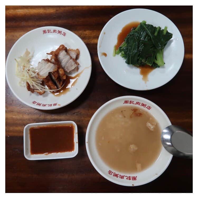 太田葉子さんのインスタグラム写真 - (太田葉子Instagram)「弾丸台湾旅行DAY3 最終日﻿﻿﻿ ﻿﻿﻿﻿ 朝ごはんを食べるために5時起床。笑﻿﻿﻿ 朝しかやってないお粥屋さんへGO﻿😎﻿﻿ ﻿﻿﻿﻿ 1〜2.﻿﻿ 台湾の朝は早い。お粥屋さんは6時〜10時まで。﻿﻿ 2日目に寝坊して行けなかった#周記肉粥店 へ！﻿﻿ この#肉粥 が基本で、おかずを注文していく。﻿﻿ この紅肉なるものと青菜の組み合わせがベスト🤤﻿﻿ ﻿﻿﻿ 3〜4.﻿﻿ やはり、台北に来たら#龍山寺 には行かないと﻿﻿ 台湾の神々が一挙に集うハイパーパワースポット﻿﻿ 🙏🏻✨✨✨来れて良かった！﻿☺️﻿﻿ ﻿﻿﻿﻿ 5〜6.﻿﻿ 朝ごはんその2🤣#清粥小菜 ﻿﻿ ここは、映画の一場面でも使われた場所らしく﻿﻿ おばちゃんが1人で切り盛りしてる﻿﻿ 台湾家庭料理を堪能できるお粥屋さん🧡﻿﻿ 来れて良かった！めちゃくちゃ美味しかった😍﻿﻿ 頑張って元気に営業続けてほしい！！﻿ ﻿﻿﻿ 7〜9.﻿﻿ 帰りのフライトまでまだ時間があったので﻿﻿ #迪化街 にて痩せるお茶その名も#消肥茶 を﻿﻿ 求めに！！！﻿﻿ 店内には漢方茶 がズラリ。﻿﻿ 身体の悩みに合わせて調合してくれるらしい。﻿﻿ ここは英語も日本語も通じないから﻿﻿ メモに漢字と数字を書いて意思疎通をはかる。﻿﻿ 出てきたお茶の束は想像以上に雑で、重い。😂﻿﻿ おかげでLCCの重量制限ギリギリでした。﻿﻿ でも大満足！！💛﻿﻿﻿ ﻿﻿﻿ 10.﻿﻿ あとのお土産はチェックイン後に﻿﻿ 桃園空港のターミナル1と2を行き来して﻿﻿ ゲット。﻿﻿ ちなみにパイナップルケーキのオススメは﻿﻿ #佳徳 と#SunnyHills 🍍﻿ 13時30分出国。﻿ あっという間の2泊3日でした！🤤✨﻿﻿ ﻿﻿ ﻿﻿ ﻿ ﻿ ﻿ #太田葉子式ダイエット  旅の朝はお粥 ﻿ #よっこのひとり旅in台湾 ﻿﻿﻿﻿ #よっこのひとり旅﻿﻿﻿﻿ #ひとりっぷ #海外一人旅﻿﻿﻿﻿ #女子一人旅 ﻿﻿﻿ #台湾 #台北 #台湾一人旅 ﻿﻿﻿﻿ #旅行好きな人と繋がりたい﻿﻿ #写真好きな人と繋がりたい﻿﻿ #taiwancafe ﻿﻿﻿ #弾丸旅行 ﻿﻿﻿﻿ #trip #travel ﻿﻿﻿﻿ #travelersnotebook ﻿﻿﻿﻿ #travellover #solotravel ﻿﻿﻿﻿ #Taipei #Taiwon」4月21日 18時40分 - instayoko