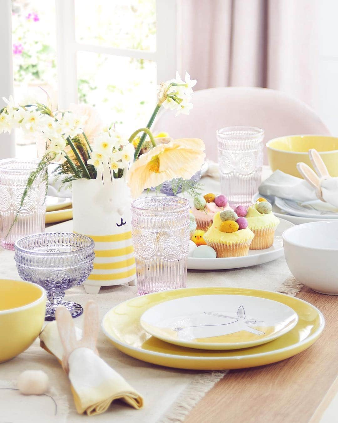 Nextさんのインスタグラム写真 - (NextInstagram)「Mini eggs for breakfast? It MUST be Easter! 🐰🐣 Who's hosting today? #Happyeaster #easter #dining #home #nexthome #homeware #diningtable #chocolate #minieggs #yum #interior #homeinterior #homedecor #decor #springvibes #spring #springinterior」4月21日 18時33分 - nextofficial