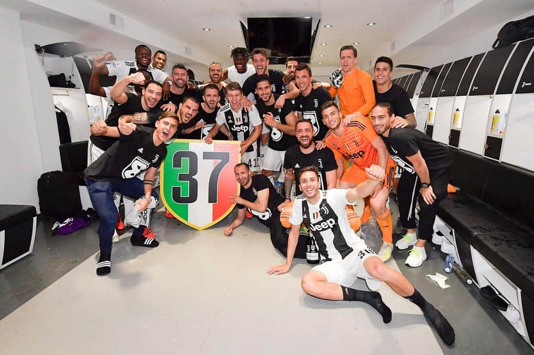 アンドレア・バルツァッリのインスタグラム：「Vincere lo scudetto non è mai facile, farlo per 8 anni consecutivi è un qualcosa di epico 🏆🇮🇹 #W8nderful #FinoAllaFine」