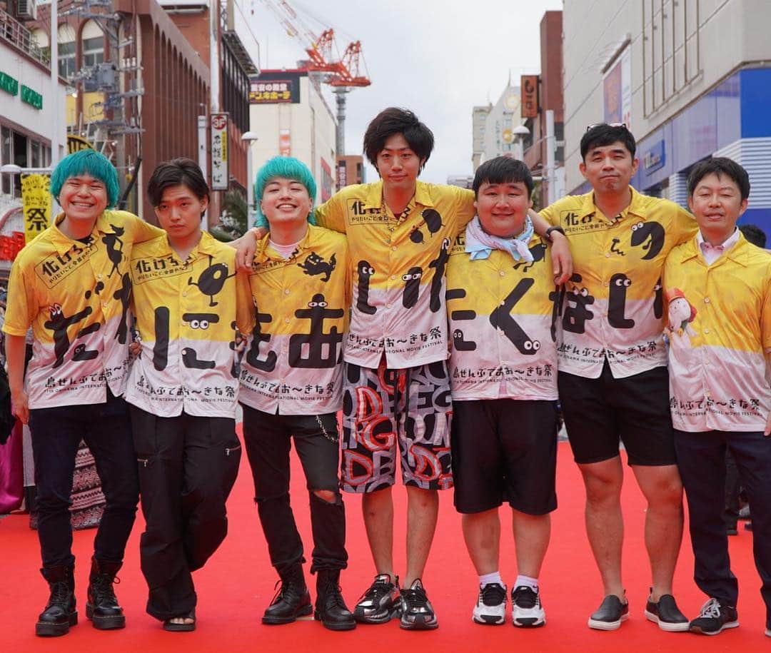 相馬トランジスタのインスタグラム：「てつやと愉快な仲間達みたいになってる  #左端が監督 #右端が映画に出てない人 #沖縄国際映画祭 #誰にも会いたくない」