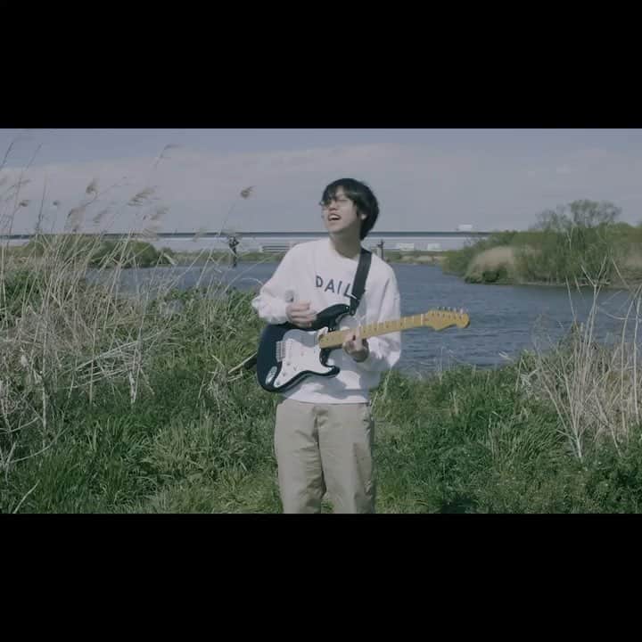 のインスタグラム：「【A SHOT #04 : Foods「Dinosaur」】 パフォーマンス映像を“1曲 / 1ショット“で描くシリーズ「A SHOT」🎥 第四弾は、Foodsによるオリジナル楽曲「Dinosaur」を弾き語りスタイルで披露🎸 . . Full verの視聴はプロフィールのURLをチェック☝ @lutemedia #ASHOT #lute #lutemedia #Foods」