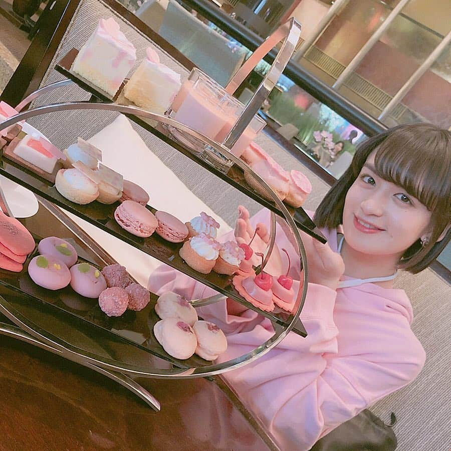 山出愛子のインスタグラム：「さくらアフタヌンティー行ってきました🌸 🌸さくら🌸さくら🌸さくら🌸  2時間、めいっぱい さくらを楽しんだよ😋  #さくら #桜 #さくらアフタヌーンティー #アフタヌンティー #女子会 #女子会コーデ #150cmコーデ #150cm #sサイズコーデ #sサイズ」