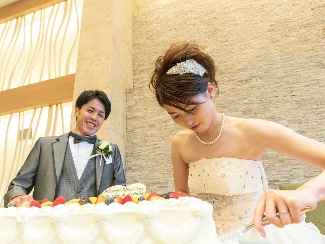 【公式】アールベルアンジェ奈良～結婚式場･ゲストハウス～さんのインスタグラム写真 - (【公式】アールベルアンジェ奈良～結婚式場･ゲストハウス～Instagram)「@artbellangenara をフォローして #アールベルアンジェ奈良 をつけて お写真の投稿おまちしております＊ . ------------------ フルーツをふんだんに使ったウェディングケーキのファーストバイトはスプーンではなく、なんとラケット！✳︎ おふたりらしさが表現されたとっても素敵な演出ですよね♩ ------------------ . . ブライダルフェアの予約はTOPの URLからしてくださいね⚐ ＞＞＞@artbellangenara . 『#アールベルアンジェ奈良』. のハッシュタグをつけて お写真を投稿してくださいね＊ こちらの公式IG（@artbellangenara ） で取り上げさせていただきます＊ . . . #アールベルアンジェ奈良#結婚式#結婚 #奈良結婚式場#挙式#奈良#チャペル挙式 #関西花嫁#奈良花嫁#ウェディングドレス #ウェディングレポ#挙式レポ #卒花嫁#プレ花嫁#ウェディング #結婚式準備#結婚準備#花嫁準備 #ウェディングフォト#weddingphoto #Otokucon#日本中のプレ花嫁さんと繋がりたい #weddingtbt #ファーストバイト  #ウェディングケーキ #フォトウェディング」4月21日 18時42分 - artbellangenara