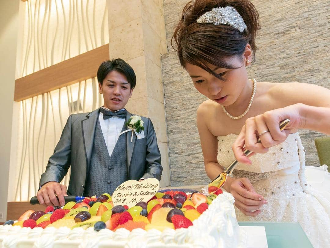 【公式】アールベルアンジェ奈良～結婚式場･ゲストハウス～さんのインスタグラム写真 - (【公式】アールベルアンジェ奈良～結婚式場･ゲストハウス～Instagram)「@artbellangenara をフォローして #アールベルアンジェ奈良 をつけて お写真の投稿おまちしております＊ . ------------------ フルーツをふんだんに使ったウェディングケーキのファーストバイトはスプーンではなく、なんとラケット！✳︎ おふたりらしさが表現されたとっても素敵な演出ですよね♩ ------------------ . . ブライダルフェアの予約はTOPの URLからしてくださいね⚐ ＞＞＞@artbellangenara . 『#アールベルアンジェ奈良』. のハッシュタグをつけて お写真を投稿してくださいね＊ こちらの公式IG（@artbellangenara ） で取り上げさせていただきます＊ . . . #アールベルアンジェ奈良#結婚式#結婚 #奈良結婚式場#挙式#奈良#チャペル挙式 #関西花嫁#奈良花嫁#ウェディングドレス #ウェディングレポ#挙式レポ #卒花嫁#プレ花嫁#ウェディング #結婚式準備#結婚準備#花嫁準備 #ウェディングフォト#weddingphoto #Otokucon#日本中のプレ花嫁さんと繋がりたい #weddingtbt #ファーストバイト  #ウェディングケーキ #フォトウェディング」4月21日 18時42分 - artbellangenara