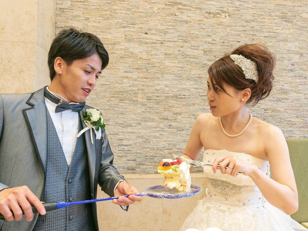 【公式】アールベルアンジェ奈良～結婚式場･ゲストハウス～さんのインスタグラム写真 - (【公式】アールベルアンジェ奈良～結婚式場･ゲストハウス～Instagram)「@artbellangenara をフォローして #アールベルアンジェ奈良 をつけて お写真の投稿おまちしております＊ . ------------------ フルーツをふんだんに使ったウェディングケーキのファーストバイトはスプーンではなく、なんとラケット！✳︎ おふたりらしさが表現されたとっても素敵な演出ですよね♩ ------------------ . . ブライダルフェアの予約はTOPの URLからしてくださいね⚐ ＞＞＞@artbellangenara . 『#アールベルアンジェ奈良』. のハッシュタグをつけて お写真を投稿してくださいね＊ こちらの公式IG（@artbellangenara ） で取り上げさせていただきます＊ . . . #アールベルアンジェ奈良#結婚式#結婚 #奈良結婚式場#挙式#奈良#チャペル挙式 #関西花嫁#奈良花嫁#ウェディングドレス #ウェディングレポ#挙式レポ #卒花嫁#プレ花嫁#ウェディング #結婚式準備#結婚準備#花嫁準備 #ウェディングフォト#weddingphoto #Otokucon#日本中のプレ花嫁さんと繋がりたい #weddingtbt #ファーストバイト  #ウェディングケーキ #フォトウェディング」4月21日 18時42分 - artbellangenara