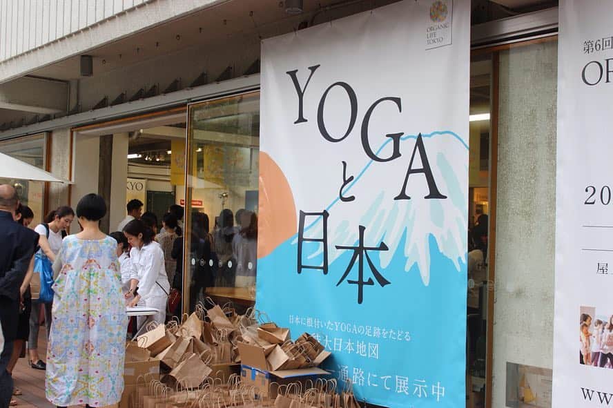 YMCメディカルトレーナーズスクール公式さんのインスタグラム写真 - (YMCメディカルトレーナーズスクール公式Instagram)「【ORGANIC LIFE TOKYO】 . 4/19(金)〜4/21(日)で開催されている ORGANIC LIFE TOKYOにて佐藤ゴウの 自然治癒力のために"チャレンジポーズ"は必要か？ というテーマでクラスをさせて頂きました！🧘‍♂️✨ 皆さまのおかげで満員開催となり 段々と上がる熱気の中、各々のペースでチャレンジポーズへも挑戦🔥 . 最後は清々しい笑顔がそこにはあり、とても楽しそうでした😌🧡 . イベントはヨガ仲間と再会出来る場にもなっていて そこら中で再会を喜ぶ姿がみえ、とても素敵な空間でした🥰 . ご参加頂いた皆さま、 イベント運営に携わって下さった皆さまありがとうございました、、！！🥰🙏 . 次のイベント予定は 4/29(月・祝)にテラスモール湘南にて行われる 【prAnaヨガ produce by Yogini】 そらかぜステージ15:45〜16:45 イベント登壇させて頂きます🎊 参加費無料ですのでぜひご参加下さい🥳✨ @prana  @yogini_japan . #ymcメディカルトレーナーズスクール #佐藤ゴウ#ヨガイベント#オーガニックライフtokyo #チャレンジポーズ」4月21日 18時43分 - ymcmedical