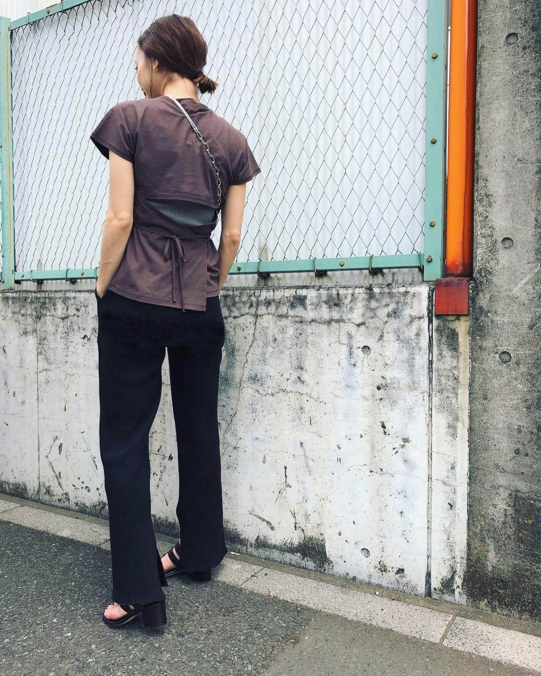 野尻美穂のインスタグラム：「今日はTシャツ日和😋❤️ 2枚目の目線の先には姉笑 #EARIH」
