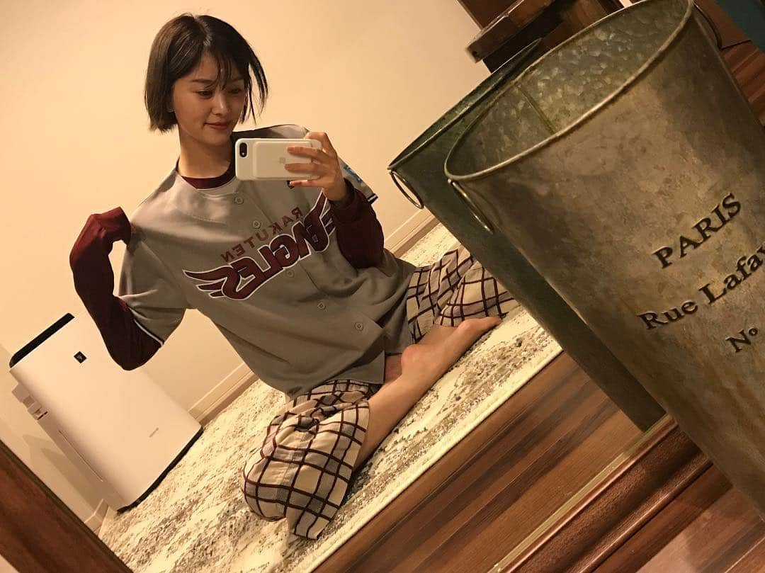 石橋杏奈さんのインスタグラム写真 - (石橋杏奈Instagram)「🏟 ▽ FANS’2019のグレーユニフォームかっこいい☺️ 今日はこれ着て料理します笑 △ #石橋杏奈」4月21日 18時45分 - annaisbs_92