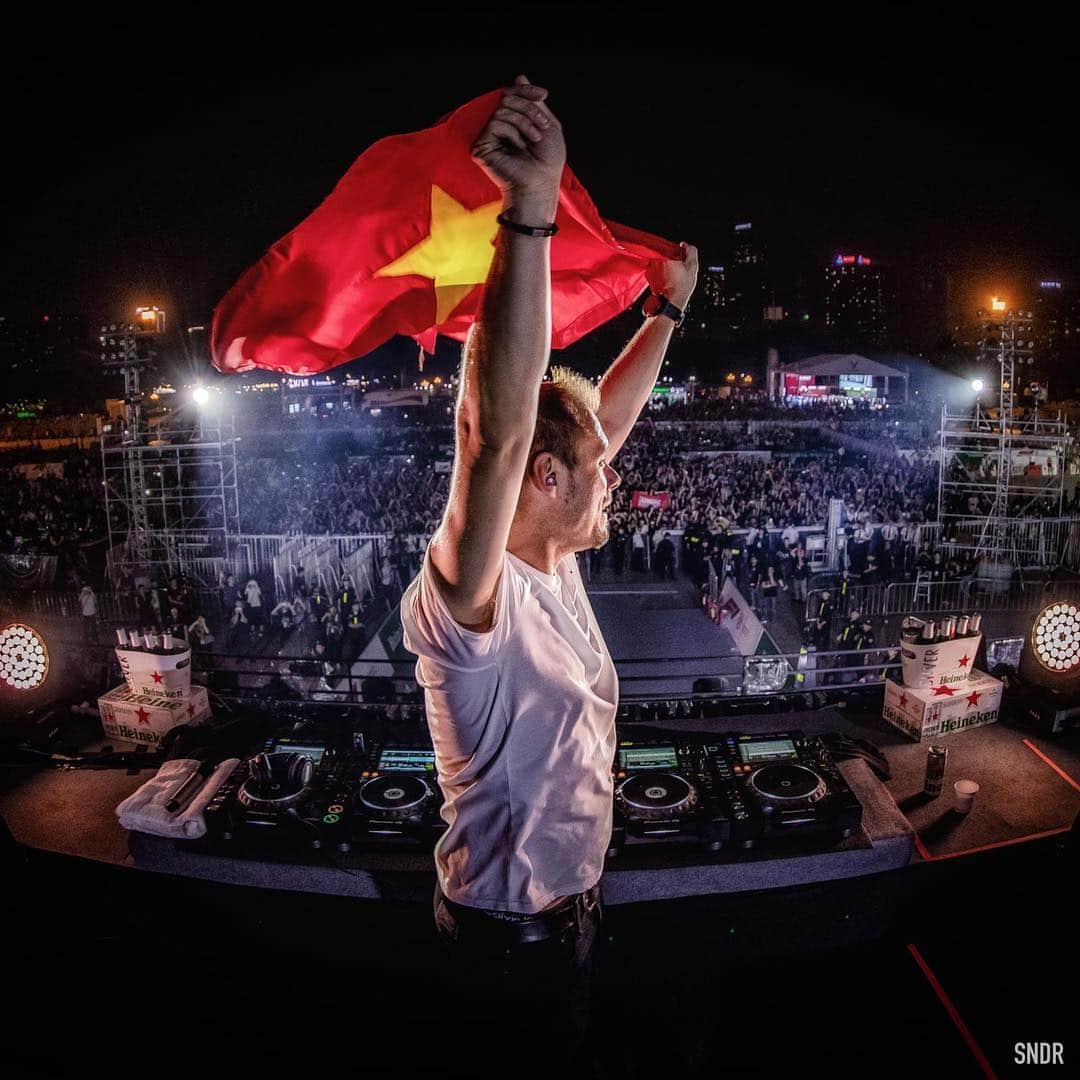 Armin Van Buurenさんのインスタグラム写真 - (Armin Van BuurenInstagram)「Make some hanoise for yourself.....Vietnam 🇻🇳 Thank you @heineken #heinekensilver」4月21日 18時45分 - arminvanbuuren