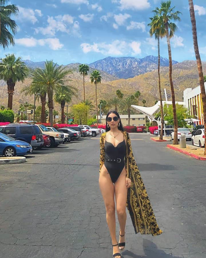 sananasのインスタグラム：「Happy Sun-day ☀️ Quand dans ma tête je me prends pour une James Bond girl 🙄 Total Outfit @prettylittlething 🔥 ___ #Plt #PrettyLittleThing #PalmSprings #Swimsuit  __ PS : Joyeux week end de Pâques 🐣Vous aimez quoi comme chocolat 🍫? Kinder : la base 😂」