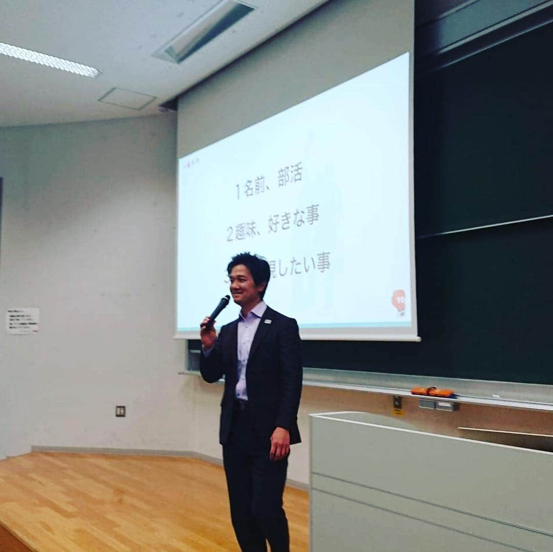 木村悠さんのインスタグラム写真 - (木村悠Instagram)「大学で先生として講師  法政大学で体育会系学生向けに授業しました！  今年で3回目となりますが、 ボクシング部の生徒が知らないで来たようで驚いてました笑  授業が始まり、最初は緊張していた生徒達も、 アイスブレイクの１ラウンド自己紹介で、雰囲気が柔らかくなりました。  授業中も、リラックスし、集中して聞いている生徒さんが多く見られました。 みんな真面目な生徒が多いのに驚きましたね〜  授業の中では、 ボクシングで仕事に活きた話などを中心に、 社会人としての心構えについて話しました。  最後に後輩たちに、「知る＝学ぶことについて」と伝えました。  学生のうちから、本を読んだり、 積極的に交流したりする事はとても大切です。  学生だからこそ、できないことはたくさんあります。  興味を持ったことや、面白そうなこと、 様々なことにチャレンジしてほしいですね！  ありがとうございました！  講師のご依頼はメッセージください^_^  #講演 #授業 #大学 #法政大学 #大学生 #就活 #ボクシング #アスリート #スポーツ #チャンピオン #市ヶ谷 #講師 #先生」4月21日 18時48分 - kimura.yu