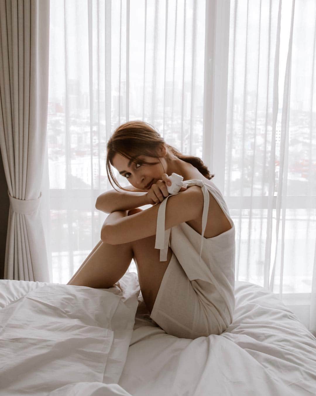 ジュリア バレットのインスタグラム：「Never without my @pondsph cold cream ✨」
