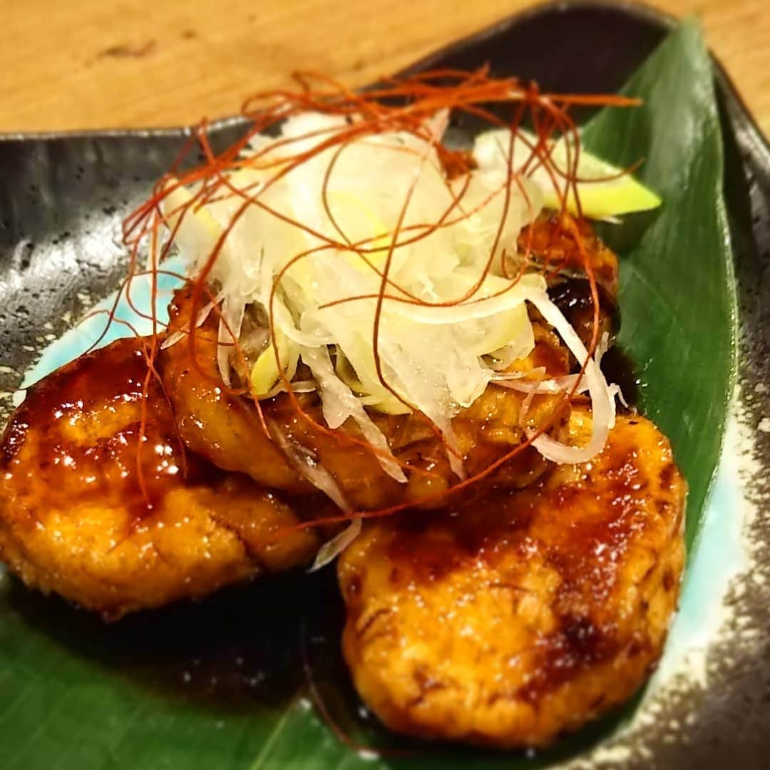 九州うまか 北浜店のインスタグラム：「つくねのたれ焼きでございますよ。  #九州うまか#九州うまか北浜店#北浜#淀屋橋#天満橋#京橋#肥後橋#堺筋本町#大阪#大阪グルメ#居酒屋#日本酒#焼酎#純米#泳ぎイカ#もつ鍋#九州料理#九州#博多#福岡#鹿児島#宮崎#佐賀#長崎#大分#熊本#肉#鶏」