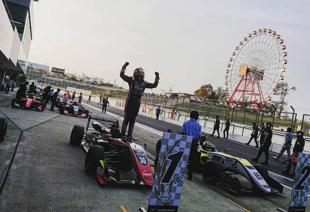 近藤みやびさんのインスタグラム写真 - (近藤みやびInstagram)「スーパーフォーミュラ開幕戦🏁 荒れに荒れまくったレースでしたがなんと！37号車ニックキャシディ選手12番手から追い上げて優勝しましたぁぁぁぁぁ🏆‼️‼️ 凄すぎる。。 36号車中嶋一貴選手は残念ながらリタイアとなってしまいました😢  そして F3は第一戦、 36号車宮田莉朋選手2位表彰台‼️ 37号車小高一斗選手4位！ 第二戦、 36号車ポールトゥウィン🏆‼️‼️‼️ 37号車3位表彰台獲得です‼️‼️‼️ 強かった～😭😭😭😭 ほんとにほんとに沢山の応援ありがとうございました😆  #tomsracing #sf #f3 #開幕戦 #応援 #ありがとうございました #rq #レースクイーン」4月21日 18時54分 - miyabiiiii_kondooooo