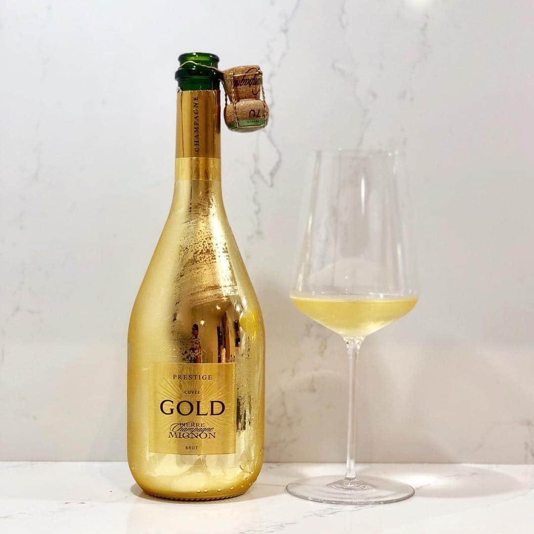 エンリケ・ソラ・クレメンテさんのインスタグラム写真 - (エンリケ・ソラ・クレメンテInstagram)「About yesterday!🍾 Cuvée Prestige Gold PIERRE MIGNON, 🍐 🍞 💐 (55% Meunier, 35% Chardonnay, 10% Pinot Noir) Bubbles for this fantastic weekend!!! Happy Easter!!! Cheers my friends! • • • • • #vino #vin #vinho #вино #ワイン #紅酒 #wein #champagne #winelover #wineinfluencer #winetime #foodporn #food #zalto #winecellar #wineporn #instawine #winetasting #sommelier #foodandwine #pierremignon #cuvee #gold #prestige #blackandwhite #universal #brut」4月21日 18時54分 - kike_sola