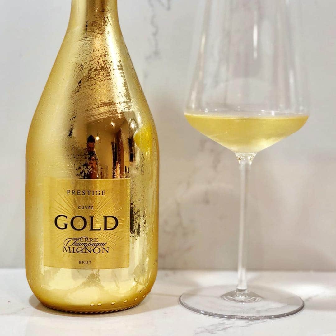 エンリケ・ソラ・クレメンテさんのインスタグラム写真 - (エンリケ・ソラ・クレメンテInstagram)「About yesterday!🍾 Cuvée Prestige Gold PIERRE MIGNON, 🍐 🍞 💐 (55% Meunier, 35% Chardonnay, 10% Pinot Noir) Bubbles for this fantastic weekend!!! Happy Easter!!! Cheers my friends! • • • • • #vino #vin #vinho #вино #ワイン #紅酒 #wein #champagne #winelover #wineinfluencer #winetime #foodporn #food #zalto #winecellar #wineporn #instawine #winetasting #sommelier #foodandwine #pierremignon #cuvee #gold #prestige #blackandwhite #universal #brut」4月21日 18時54分 - kike_sola
