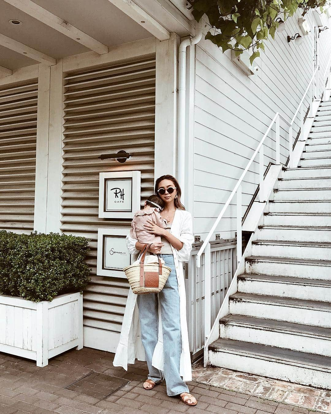 岡田美季さんのインスタグラム写真 - (岡田美季Instagram)「この前はると二子玉でlunchしてお買い物💞 この服はワンピースで着るのもかわいいけどガウンで羽織ってもかわいい😍 デニムで合わせてもかわいい😍 あったかいと洋服着るのも何倍も楽しい💗 #fashion #ootd #coordinate #room306contemporary」4月21日 18時55分 - mikiokada0225