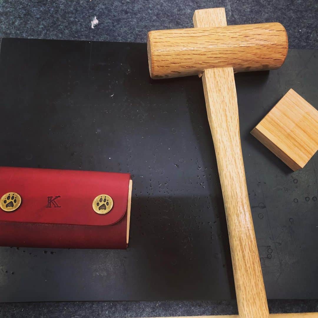 のインスタグラム：「レザークラフトでキーケース作りました 木槌がストレス解消になりました  #レザークラフト #アソビル  #ハンドメイド」