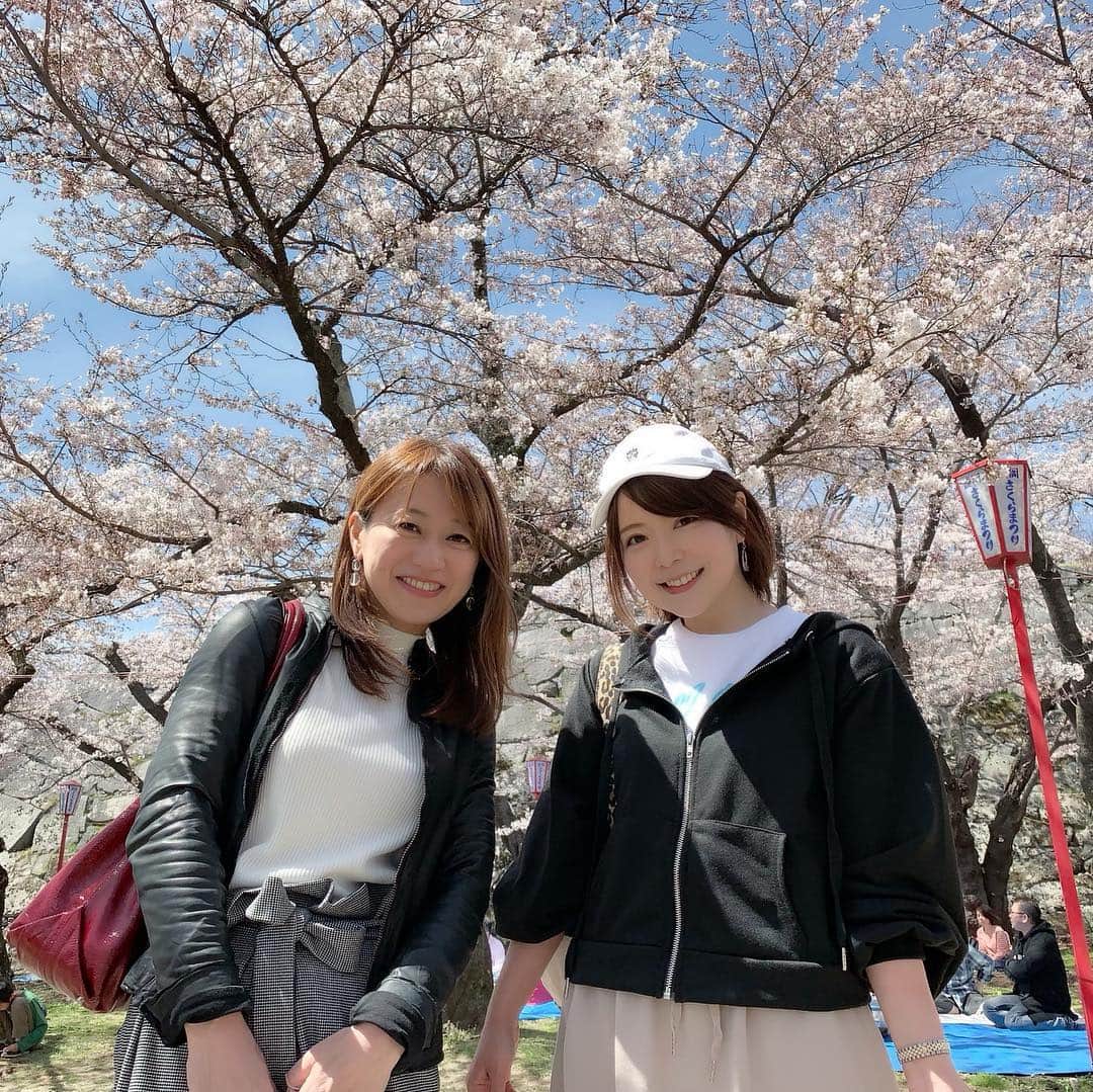 大隅智子さんのインスタグラム写真 - (大隅智子Instagram)「岩手公園にお花見へ。関ちゃんと満開の桜のもと、スパーリングワインで乾杯。ほろ酔いの花見、楽しかった！関ちゃんが持ってきてくれたキキララのシートがかわいすぎでした！ #岩手公園 #花見」4月21日 19時07分 - tomokotenki