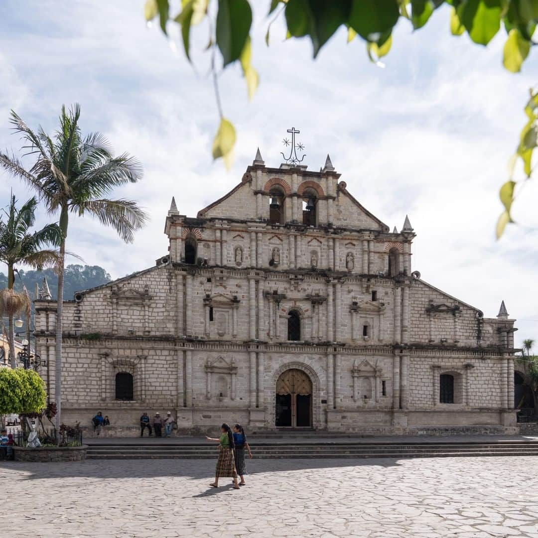 Lonely Planetさんのインスタグラム写真 - (Lonely PlanetInstagram)「'The town of Panajachel on the northwestern shore of Lake Atitlan is a popular destination for travelers. Its one central street is packed with coffee shops, patata frita stands, and textile souvenir shops. A few minutes up the hill from here lies Iglesia San Francisco, a grand church built in colonial times. Today, it serves as Panajachel’s beating heart: its meeting spot, bus-stop, and the place of leisure.' - @insearchofperfect. #lpinstatakeover #Guatemala」4月21日 19時00分 - lonelyplanet