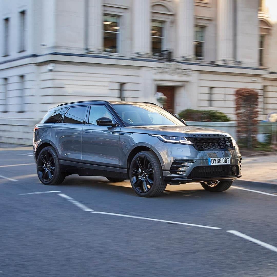 Land Roverさんのインスタグラム写真 - (Land RoverInstagram)「Innovative driver aid technology available with the #RangeRover #Velar makes even the most zigzag journey through the city a more refined experience.  #4x4 #CarsofInstagram #Instacar #Design #AutomotiveDesign #Car #Cars #CityLife #CityStyle」4月21日 19時00分 - landrover