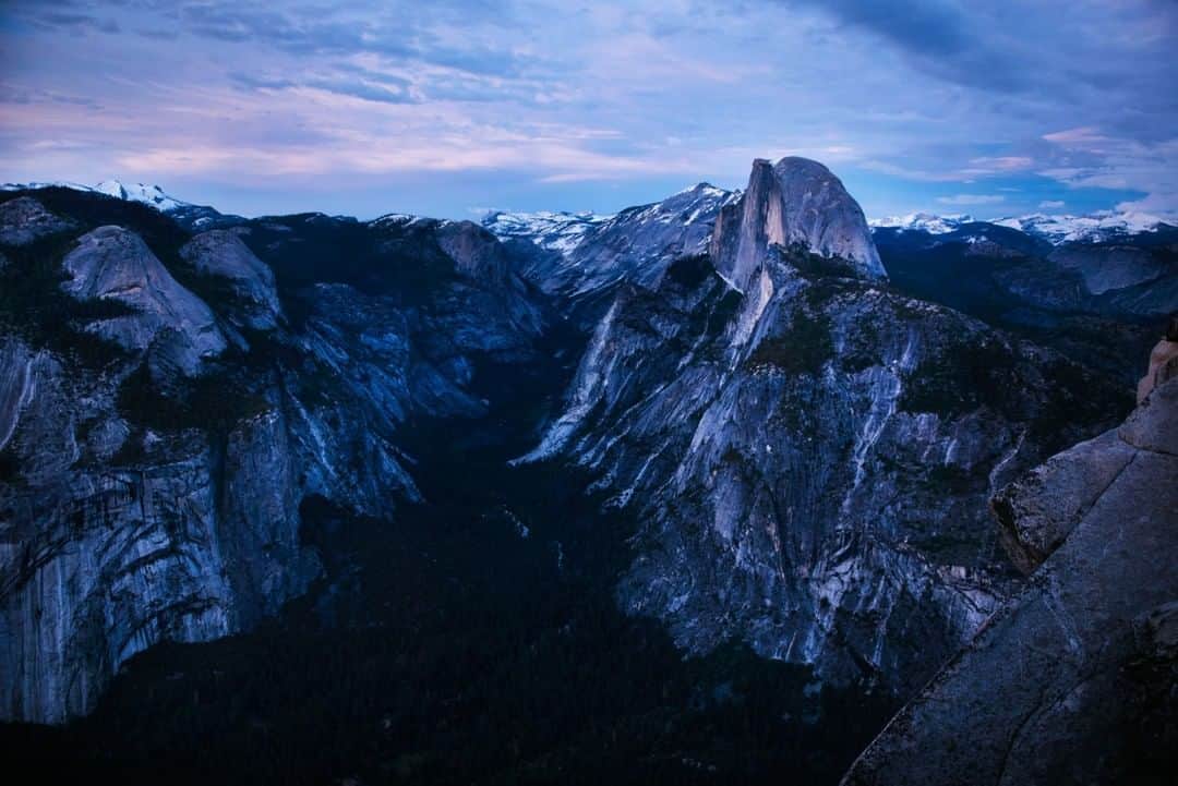 National Geographic Travelさんのインスタグラム写真 - (National Geographic TravelInstagram)「Photo by @max.lowe I Last light from Glacier Point over the immense empty space of Yosemite Valley California. An iconic place of natural wonder for many reasons and to all sorts, but for most anyone who visits, a stalwart example of the power imbued in the natural world around us.」4月21日 19時02分 - natgeotravel