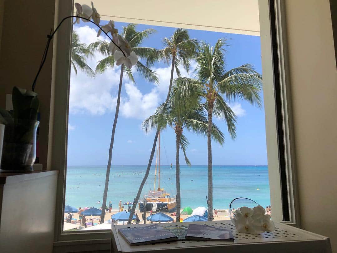 黒澤まさ美さんのインスタグラム写真 - (黒澤まさ美Instagram)「. #ハワイ での#マラソン のあとはいつも#モアナラニスパ @moanalanispa でトリートメントを受けています。 施術前後に使えるラウンジからのこの眺めが大好きで、ここ以外のスパに浮気できません😌空と海、ヤシの木、#サーフライダー の白い建物のコントラストが本当に素敵。。💙お昼寝して本読んで、この日は一日の殆どをこのラウンジで過ごしました🧖‍♀️💠 次回は恐らくマラソンがない時期に行く予定(もう考えてる笑)なのですが、自分へのご褒美にまた行こうと思っています🧚‍♀️あーたのしみだなぁ🌈🌈🌈 . @themoanasurfrider  #moanalanispa  #moanasurfrider  #hawaii  #hawaiilife  #honolulu  #waikiki  #waikikibeach  #view #relax #luxuryhotel  #luxurytravel  #beautifulhotels  #ホノルル #ワイキキ #ハワイ大好き #おひとりさまハワイ」4月21日 19時02分 - masami_kurosawa