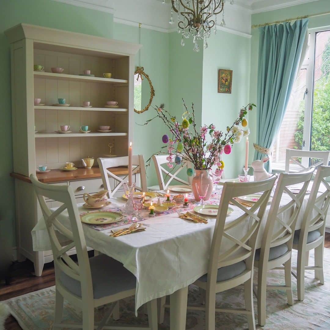 ローラアシュレイのインスタグラム：「Ta-Da! Hey it's @all.thats.pretty again and I've finally got the dining room ready for our Easter Sunday Lunch... I much prefer setting the table than tidying it! Right, best get cooking! See you later 👋🏻」