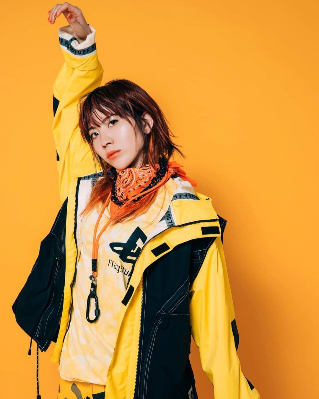 のインスタグラム：「新しいアー写🏖🦁🧡✨ photo📸 by @photoby217  make👩🏻‍🎨by @ikukoshindo stylist🧶by @ribbon8 🙏🏻❤️ 動き出すよ👩🏻‍🦰Coming soon...」