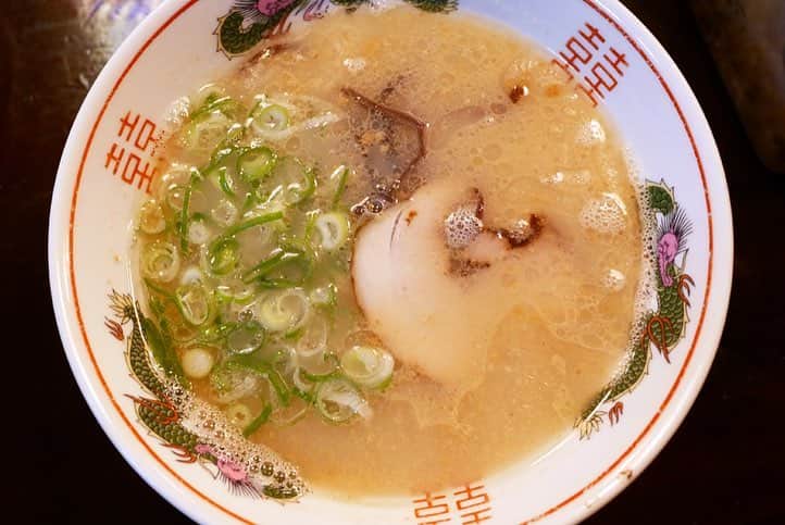 福岡グルメ 福岡ランチ「デビログ」さんのインスタグラム写真 - (福岡グルメ 福岡ランチ「デビログ」Instagram)「西新にある『西新亭』の「#ラーソーメン 」(580円・税込)はバリウマ😋👌 「ラーソーメン」の汁は甘いと思い込んでいたが、ここのは甘くなく、生姜も入っていていいねぇ❗️ 麺は「濃厚味噌ラーメン」に使っているのと同じものらしく、程よい硬さで好きな感じやった。 調子に乗って「ラーメン」も食べてしまったが、半玉でも対応してくれるので助かる。 半玉だと価格は330円・税込と激安💯 . メニュー、他pic、内観などは「デビログ」に掲載しています。 サイトを見る場合はブラウザで「デビログ」で検索👉 . #西新亭 #福岡市早良区西新 4-9-18 電話はない 11:30～翌6:00 無休 . ♦️福岡グルメ 福岡ランチを検索できるブログ は「デビログ」で検索👉 ♦️マニアックな情報や本当に美味しいお店情報なら「もっとデビログ」で検索👉 . #西新グルメ #西新ランチ #西新ラーメン #福岡ラーソーメン #西新ラーソーメン #福岡 #博多 #fukuokapics #fukuoka #fukuokacity #hakata #fukuokarestaurant #fukuokagourmet #IGersJP #ig_japan #福岡レストラン #福岡飲食店 #福岡グルメ #福岡ランチ #福岡ごはん #福岡ご飯 #食べログ福岡 #福岡飯 #福岡食べ歩き」4月21日 19時15分 - devi_takahashi