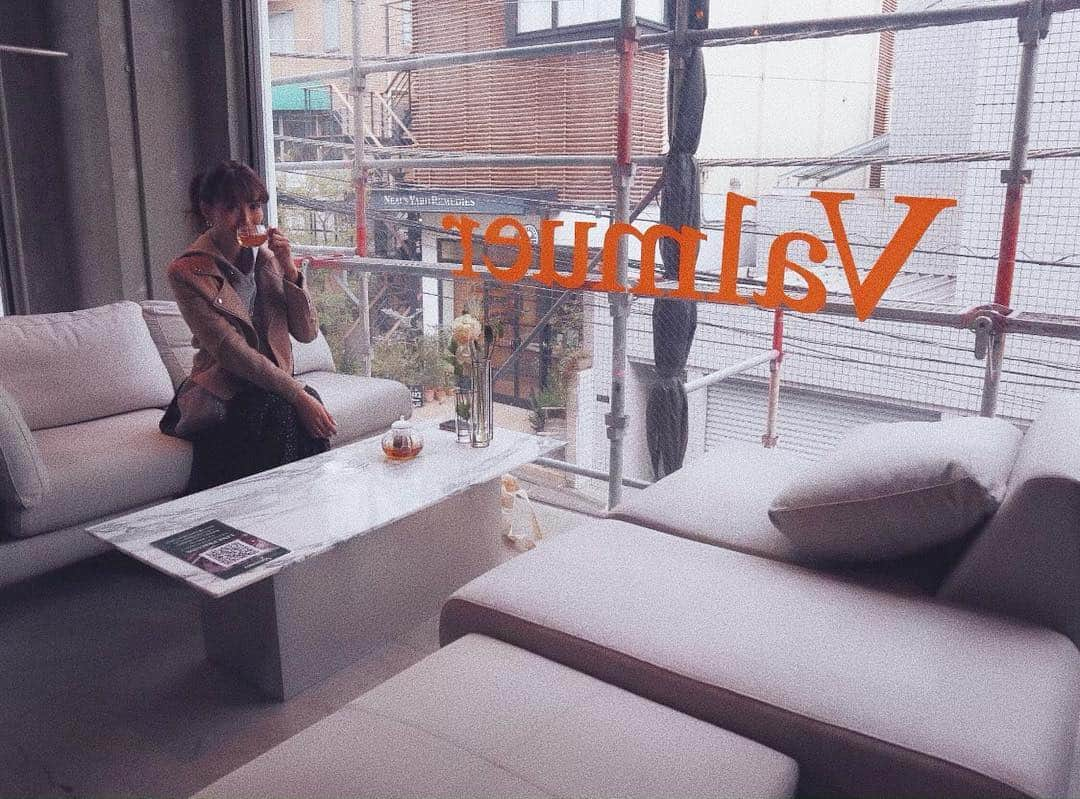 ANNA 杏奈さんのインスタグラム写真 - (ANNA 杏奈Instagram)「✈︎ 仕事の合間に @valmuer_official Cafeへ🧡 紅茶が美味しい～☕️ ・ ・ #ootd #コーデ #モデル #ファッション #travel #旅行 #化粧  #model #coordinate #ヨガ #yoga  #東京 #fashion  #tokyo #trip #travel #tbt #hawaii #waikiki #official #客室乗務員 #インスタ映え #surfing #サーフィン  #ダイエット」4月21日 19時16分 - anna_maria_end18